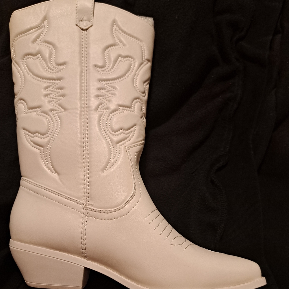 Boutique Brad New womes white boots